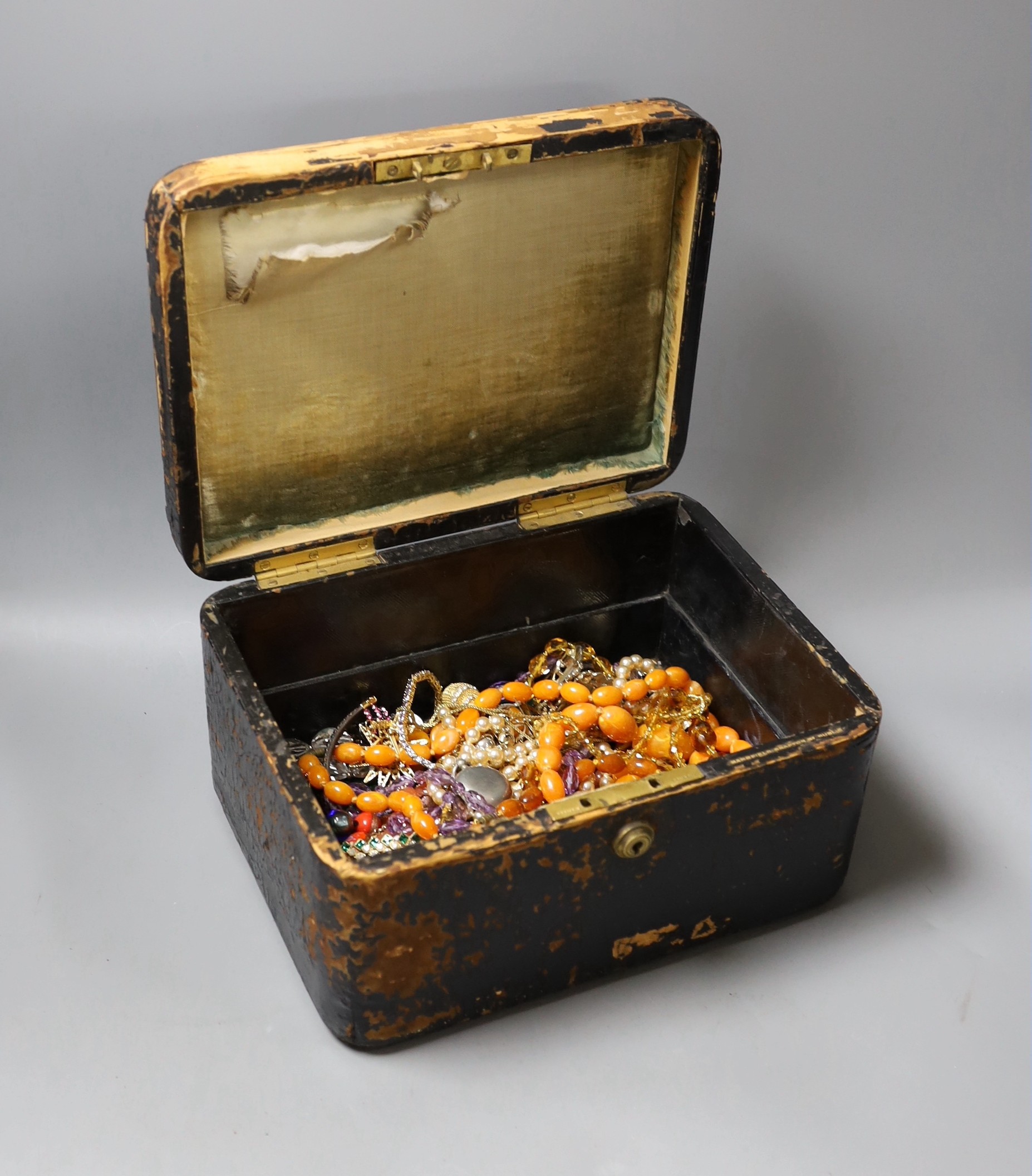 Mixed costume jewellery, cased.
